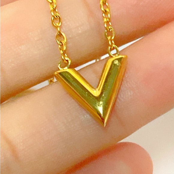 LOW START - LOUIS VUITTON Necklace Essential V Gold Plated Italy - Picture 6 of 8